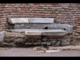 02154 ostia - regio ii - insula viii - quattro tempietti (ii,viii,2) - brunnen - in der mitte zwischen den tempeln - 2019.jpg